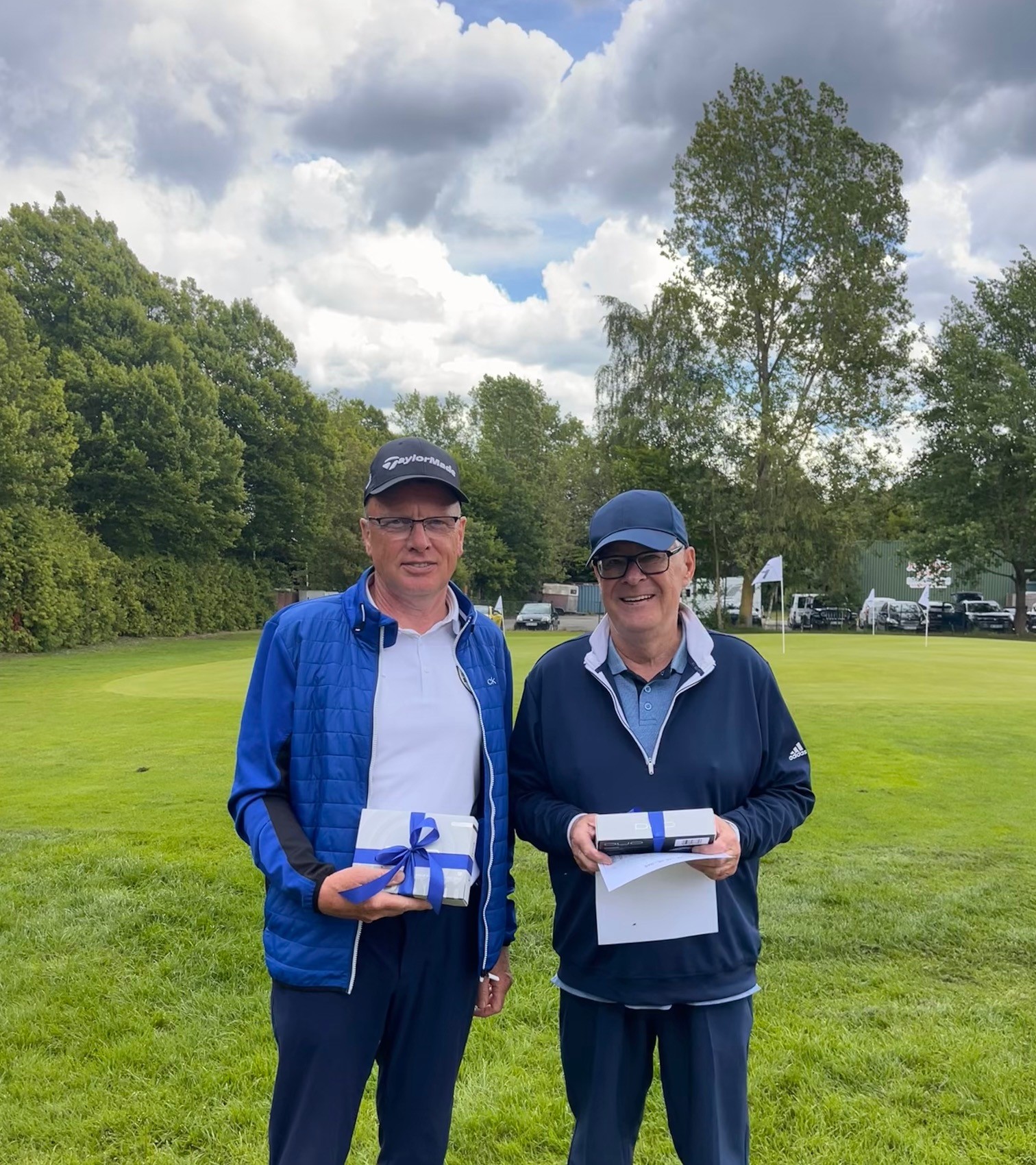 Zwei Golfer mit Preisen 
